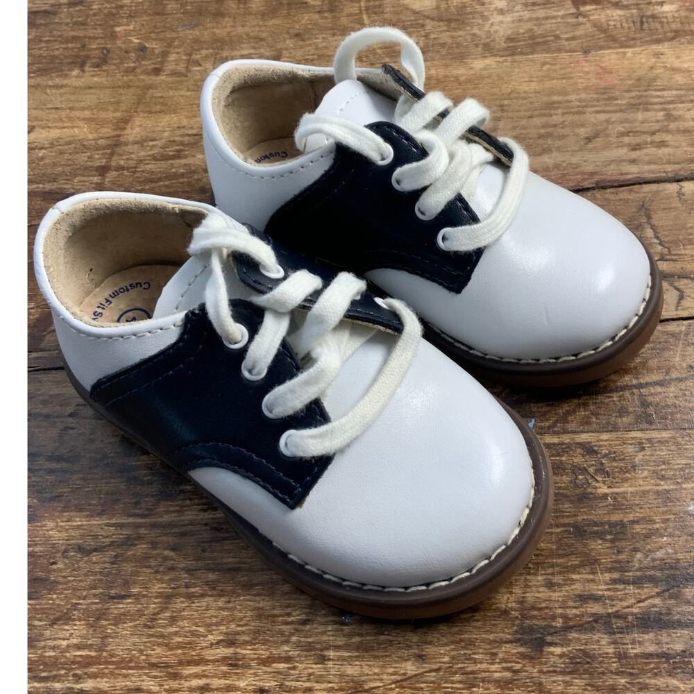 Footmates Cheer Saddle oxfords size 4W